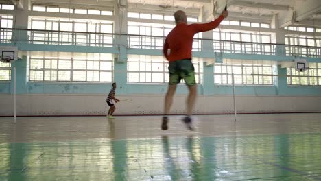 Chico-indio-hace-alimentación-valiente-opositor,-jugar-Badminton