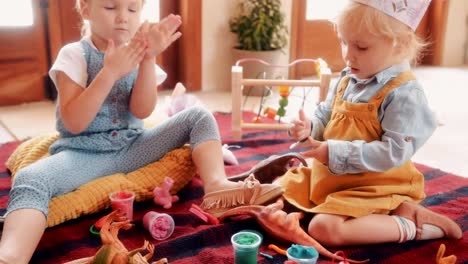 Niñas-que-se-divierten-jugando-con-plastilina-en-casa