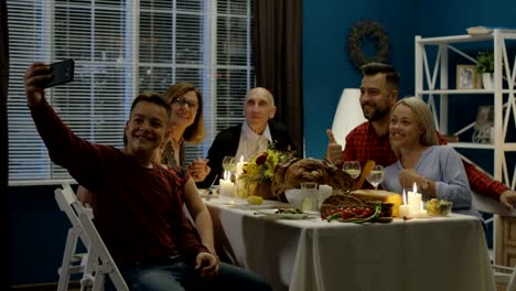 Fröhliche-Familie-nehmen-Selfie-im-traditionellen-Urlaub