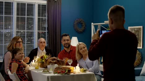 Foto-de-alegre-teniendo-familia-en-fiesta-tradicional