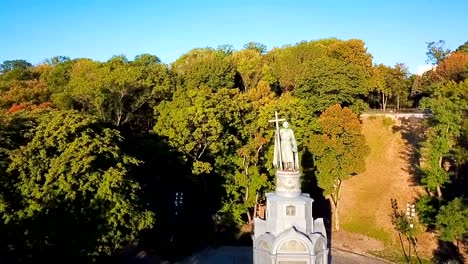 Kiew-Ukraine-Saint-Vladimir-Hill-Videomaterial.-Luftaufnahme-von-oben.-die-Kamera-nach-oben-und-öffnet-das-Panorama-Klosterkirche-St.-Michael-und-St.-Sophia-Kathedrale