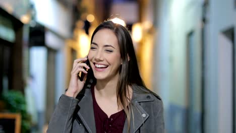 Frau-am-Telefon-zu-Fuß-in-der-Nacht