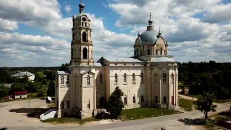 Vista-de-piedra-blanca-ortodoxo-Iglesia-de-vivificante-Trinidad