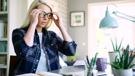 Attraktive-blonde-Frau,-die-Arbeit-für-den-Tag-fertig-gestellt