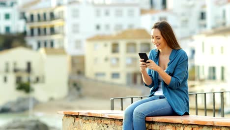 Frau-nutzt-Telefon-und-ihr-Partner-kommt-und-teilen