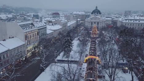 Lviv,-Ucrania.-Tiro-de-Arial.-Casa-de-la-ópera.-Árbol-de-Navidad.-Feria-de-Navidad.-Personas-están-caminando-por-el-centro-de-la-ciudad.-Noche-de-invierno