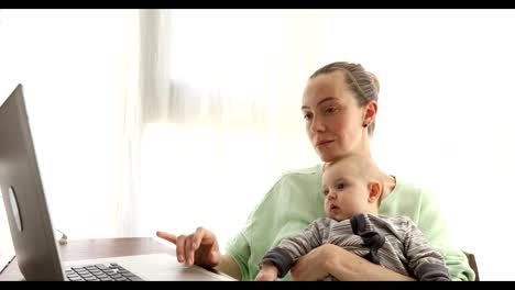 Mujer-con-bebé-usando-laptop