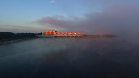 Sonnenaufgang-der-Damm-am-Fluss-Wolga-nahe-der-Stadt-Uglitsch,-Russland