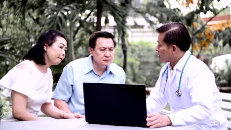 Médico-y-paciente-discutiendo-examen-médico-al-aire-libre-en-el-jardín.