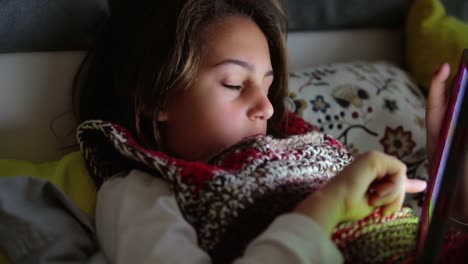 Kleines-Mädchen-studieren-und-Hausaufgaben-zu-Hause-mit-Tablet-PC.