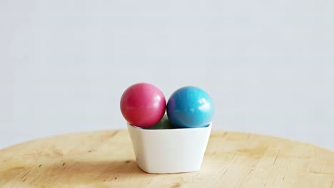 Coloridos-huevos-de-Pascua-en-la-mesa