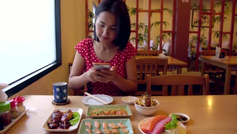 Joven-asiático-mujer-tomando-foto-y-Selfie-con-salmón,-pollo,-sashimi-comida-japonesa.