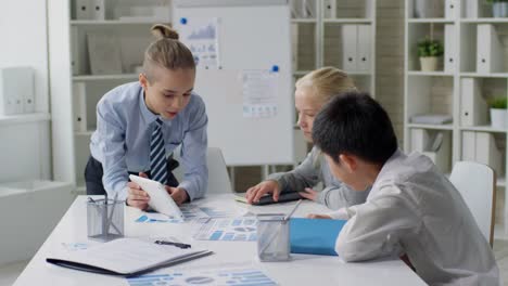 Pequeños-colegas-de-negocios-trabajando-en-la-oficina