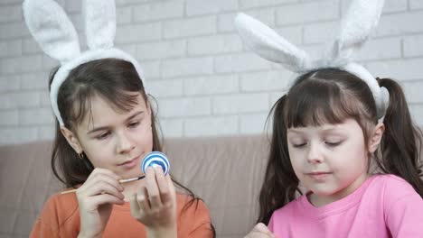 Die-Familie-bereitet-sich-auf-Ostern-vor.