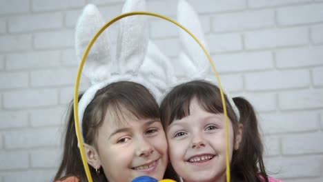 Glückliche-Kinder-im-Osterurlaub.