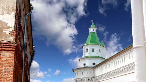 Auferstehungskloster-gegen-den-Himmel-ist-ein-großes-Kloster-der-Russisch-Orthodoxen-Kirche-in-der-Region-Moskau,-Russland