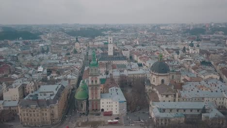 Ciudad-aérea-de-Lviv,-Ucrania.-Ciudad-Europea.-Zonas-populares-de-la-ciudad.-Dominicana