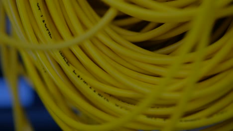 Pan-Kamera.-Schließen-Sie-den-Glasfaserheber-und-die-Seilrolle-und-die-Pfanne-zum-Netzwerk-Gigabit-Schalter-für-das-Hochgeschwindigkeitsnetz-im-Rechenzentrumsraum.