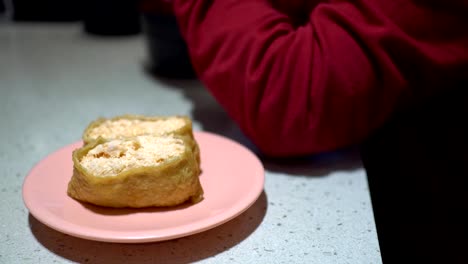 La-niña-come-sushi-en-un-restaurante-japonés.-La-niña-lleva-un-audífono.