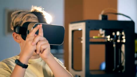 Hijo-de-la-escuela-primaria-que-hace-el-gadget-impreso-3D-usando-gafas-de-realidad-virtual.