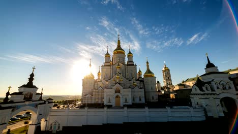 Schöne-Skyline-Sunrise-der-Pochaiv-Kirche-in-der-Ukraine.-Cityscape-Pochaev-Zeitleitermaterial-in-4K.-Farbenfrostiger,-wolkiger-Himmel-und-die-Kuppeln-des-Pochayiv-Klosters-bei-Sunrise