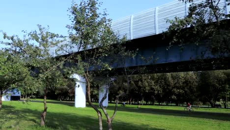 Obstgarten-in-der-Nähe-der-Metro