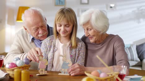 Abuelos-amorosos-jugando-con-nieta-en-Pascua