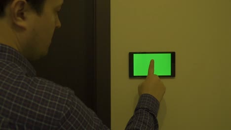 Smart-Home-Control-an-einer-Wand