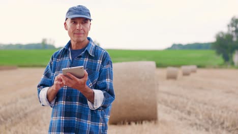 Agricultura-moderna.-Amor-a-la-agricultura.-Granjero-usando-la-tableta-digital-mientras-examina-la-granja