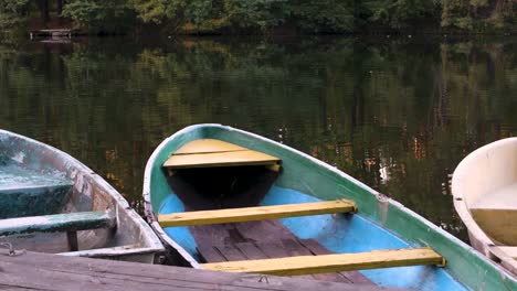 Close-up-boats-waiting-for-a-tourists-on-lake-in-Pushcha-Vodytsia,-Ukraine