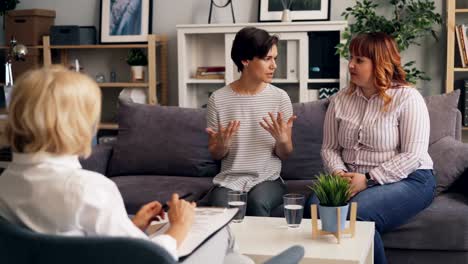 Amigas-que-tienen-una-conversación-con-psicoterapeuta-hablando-gesticulando