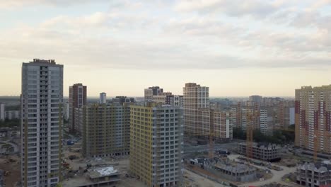 Luftaufnahme-der-Gegend-mit-neuen-Wohnwohnungen-am-Abend-bei-Sonnenuntergang.-stadtlandschaft.-Der-Bau-einer-Vielzahl-von-Wohngebäuden-spiegelt-die-Urbanisierung-Trends-wider