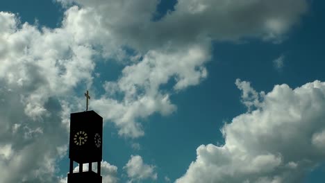 Christlicher-Kirchenbau-und-Wolkenzeitraffer