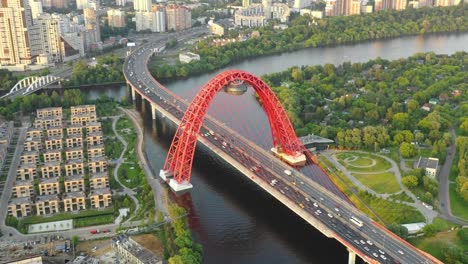 Luftaufnahme-der-modernen-Brücke-in-Moskau-bei-Sonnenuntergang