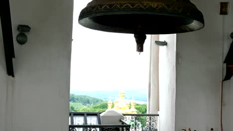 Campana-en-el-campanario-de-la-Iglesia-Ortodoxa.