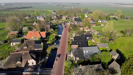 Luftaufnahme-kleines-schönes-Dorf-in-Holland.-Fliegen-über-die-Dächer-von-Häusern-und-Straßen-eines-kleinen-Dorfes-in-Holland.