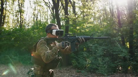 Soldat-mit-Gewehr-trägt-Virtual-Reality-Brille-im-Freien