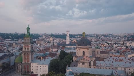 Ciudad-aérea-de-Lviv,-Ucrania.-Ciudad-Europea.-Zonas-populares-de-la-ciudad.-Ayuntamiento