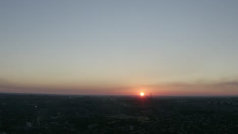 Silhouetten-von-Gebäuden-in-der-Stadt-auf-einem-Sonnenuntergang-Hintergrund.