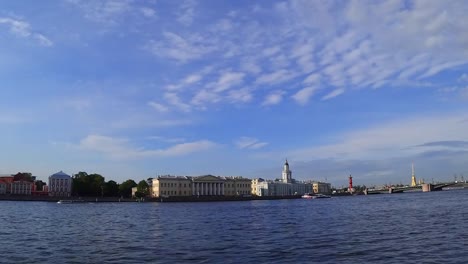 Vista-panorámica-de-gran-angular-de-San-Petersburgo,-Rusia.-Barcos-en-el-río-Neva.