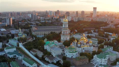 Kiev-Pechersk-Lavra-al-atardecer,-Kiev,-Ucrania