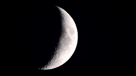 Luna-en-el-cielo-nocturno-oscuro.-La-luna-se-está-depilando-y-viajando-de-izquierda-a-derecha