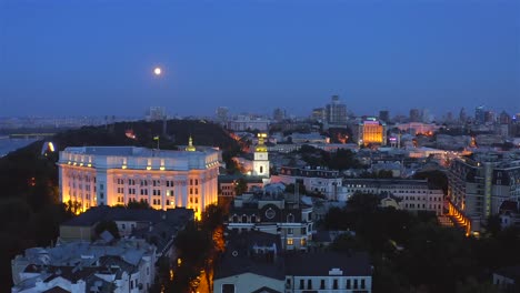 Luftaufnahme-der-St.-Andrew-es-Church,-Ministerium-für-auswärtige-Angelegenheiten,-St.-Michael-es-Cathedral-bei-Nacht-mit-Vollmond