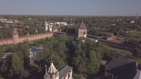 Flug-über-das-Erlöserkloster-des-Heiligen-Euthymius-in-Susdal.-Luftaufnahme-des-alten-russischen-Klosters.-Vladimir-Oblast.-Russland