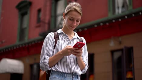 Positive-Frau-genießt-Zeit-für-die-Verwendung-moderner-digitaler-Technologie-für-das-Telefonieren-und-Surfen-in-sozialen-Netzwerken