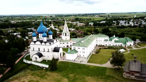 Susdal-Kreml-mit-Geburtskathedrale-in-der-russischen-Stadt-Susdal