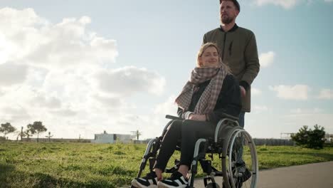 Behinderte-Frau-auf-Spaziergang-mit-Freund