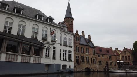 Bruges,-Belgium---May-2019:-View-of-the-water-channel-in-the-city-center.-Tourist-walk-on-the-water-canals-of-the-city.-View-from-a-tourist-boat.