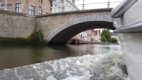 Brügge,-Belgien---Mai-2019:-Blick-auf-den-Wasserkanal-im-Stadtzentrum.-Touristischer-Spaziergang-auf-den-Wasserkanälen-der-Stadt.-Blick-von-einem-Touristenboot.