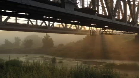 Puente-ferroviario-de-hierro-al-amanecer-en-la-niebla